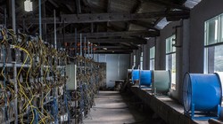 Một loạt máy đúc tiền Bitcoin ở Quý Châu, Trung Quốc - Ảnh: NYT
