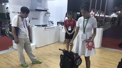 Khách tham quan xem giới thiệu về xe máy thông minh dành cho người tàn tật hay người già tại Taiwan Expo 2017 (TP.HCM) - Ảnh: T.Trực