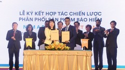 Bà Lương Thị Cẩm Tú – Tổng Giám đốc Nam A Bank và Ông Anantharaman Sridharan, Tổng Giám đốc FWD cùng ký kết hợp tác chiến lược phân phối sản phẩm bảo hiểm. 