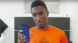 Youtuber nổi tiếng Marques Brownlee với chiếc HTC U11 trên tay (ảnh: BusinessInsider)

