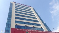 Phó Thống đốc Nguyễn Phước Thanh trao quyết định bổ nhiệm cán bộ (từ trái qua: ông Lê Xuân Trung, ông Trần Văn Dự, ông Trần Trọng Dưỡng). Nguồn: Báo Nông Nghiệp