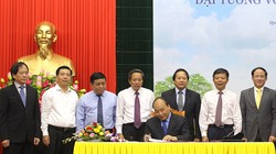 Thủ tướng Nguyễn Xuân Phúc thực hiện nghi thức ký và đóng dấu lưu hành bộ tem. Ảnh: VNPost.