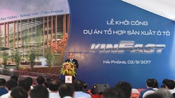 Thủ tướng biểu dương Tập đoàn Vingroup về việc bắt tay nhanh chóng hiện thực hoá thương hiệu ôtô quốc gia. Ảnh: VGP/Quang Hiếu.