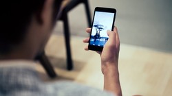 Các đầu ngón tay của người thường xuyên dùng smartphone có nguy cơ nứt nẻ.