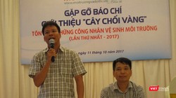 Đại diện ban tổ chức, ông Đồng Xuân Thụ và ông Đặng Vương Hưng phát biểu tại buổi họp báo.