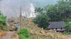 Hiện trường vụ sạt lở tại bờ suối tại xã Phú Cường, Tân Lạc, Hòa Bình.