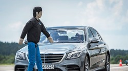 Một bài thử nghiệm tính năng hỗ trợ người lái xe của Mercedes-Benz với người giả trên đường

