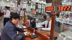 Khách hàng giao dịch tại một ngân hàng ở Q.1, TP.HCM - Ảnh: D.Ph.

