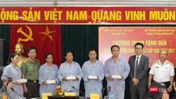 Ông Kim Dong Ji (áo đen) và Trung tướng Nguyễn Văn Tình (áo trắng) thay mặt Ban tổ chức trao quà cho các bệnh nhân. Ảnh: Thuần Phong