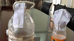 Mẫu rượu ngâm quả khô và mẫu rượu trắng thu được tại gia đình ông Hồi. Nguồn VFA