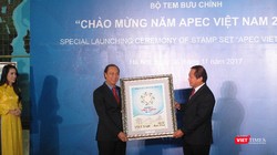 Bộ trưởng Bộ TT&TT trao tặng tem cho Thứ trưởng Bộ Ngoại giao Nguyễn Quốc Dũng. Ảnh: Ánh Dương.