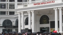 Hàng ngàn bạn trẻ xếp hàng đứng đợi để vào store H&M. Ảnh: Trần Huyền