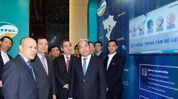 Thủ tướng tham quan "Triển lãm quốc tế “Phát triển công nghiệp thông minh - Smart Industry World 2017”. Ảnh: VGP