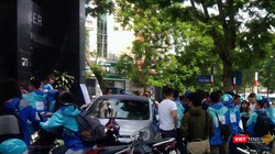 Đoàn người tập trung trước trụ sở Uber (Vạn Bảo - Hà Nội) chiều 8/4 để cùng nhau tuần hành,chia tay Uber.