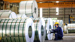 Hoa Sen và 4 doanh nghiệp ngành thép khác đã có đơn yêu cầu yêu cầu điều tra áp dụng biện pháp chống bán phá giá đối với sản phẩm thép mạ nhập khẩu từ Trung Quốc, Hàn Quốc từ ngày 11/5/2023. (Ảnh: Đức Duy/Vietnam+)