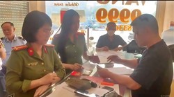 Các đơn vị chức năng kiểm tra một cơ sở kinh doanh vàng bạc phát hiện có sai phạm. Ảnh: Bộ Công an.