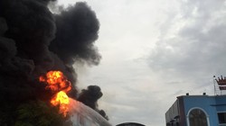 Video: Cháy lớn tại nhà máy sản xuất nệm Vạn Thành