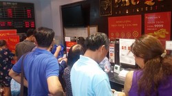 Người dân chờ mua vàng tại Hà Nội trong cơn "sốt vàng" đầu tuần trước.