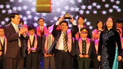 Ông Phan Đình Phong - Tổng Giám đốc Vinaconex-PVC đại diện cho  PVV nhận giải Sao Vàng Đất Việt 2011