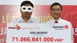Đại diện Vietlott trao thưởng cho khách hàng