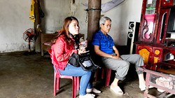 Ông Lân (bên phải) trao đổi vụ việc với phóng viên.