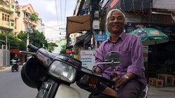 Công việc của những người lớn tuổi từ trước đến nay vốn coi nghề xe ôm là sinh kế chính đang bị đe dọa bởi công nghệ. Ảnh: Chính Phong.