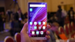 Xiaomi Mi Mix là một trong những di động thú vị nhất năm 2016. Ảnh: Android Authority.