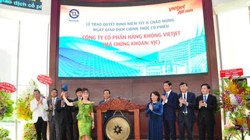 CEO Nguyễn Phương Thảo đánh cồng ngày chào sàn - Ảnh: HSX