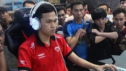 Chim Sẻ Đi Nắng (Nguyễn Đức Bình) khuất phụcShenlong (Thần Long) trong trận chung kết . Ảnh: GameTV.