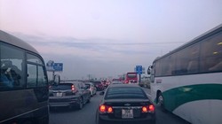 Ùn tắc trên Cao tốc Pháp Vân – Cầu Giẽ đã xảy ra từ chiều 1/5. Ảnh: Lê Hữu Việt