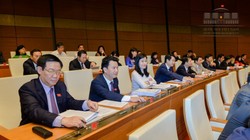 Các đại biểu bấm nút thông qua Nghị quyết thí điểm xử lý nợ xấu của các tổ chức tín dụng. Ảnh - Cổng TTĐT QH