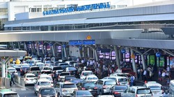 Khu vực sân bay Tân Sơn Nhất luôn quá tải do lưu lượng xe ra vào rất lớn - Ảnh: Báo Giao thông