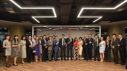 Ban lãnh đạo VPBnak và AIA VN - Ảnh: VPBank