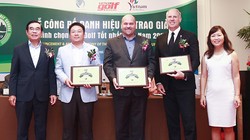 Giám đốc khối kinh doanh Golf BRG Mark Reeves (thứ hai từ trái sang) thay mặt BRG Đà Nẵng Golf Resort nhận giải thưởng “Best Tourism Attractiveness Course 2017" 