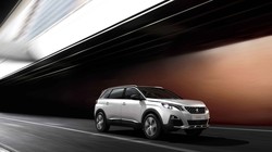 Ngoại thất xe thiết kế theo ngôn ngữ New i-Cockpit hiện đại.