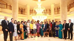  Bà Victoria Kwakwa và Bà Nguyễn Thị Nga chụp ảnh lưu niệm với các đại biểu