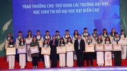 Trao thưởng cho Thủ khoa các trường ĐH, học sinh thi đỗ ĐH đạt điểm cao.