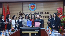 Bà Nguyễn Thu Hoa, Phó Tổng Giám đốc LienVietPostBank, đại diện LienVietPostBank,và ông Nguyễn Danh Thái, Phó Tổng cục trưởng Tổng cục Hải quan (đại diện Tổng cục Hải quan) tham gia ký kết thỏa thuận hợp tác. 