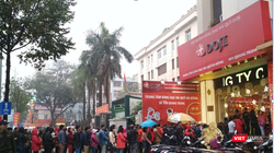 Khách hàng mua vàng ngày vía Thần tài 