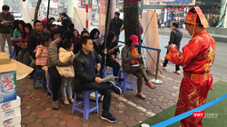 Khách hàng kiên nhẫn xếp hàng chờ mua vàng trong ngày Vía Thần Tài