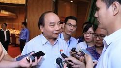 Thủ tướng Nguyễn Xuân Phúc trao đổi với báo chí bên hành lang QH - Ảnh: VGP