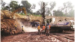 Công nhân và phương tiện của CMVietnam trên công trường thủy điện Xepian - Xe Nam Noy. (Ảnh: CMVietnam) 