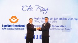 Ông Dương Công Toàn (phải) – Thành viên HĐQT LienVietPostBank đại diện nhận cúp của Ban tổ chức Giải thưởng Ngân hàng Việt Nam tiêu biểu 2018.
