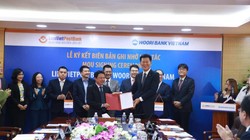 Lễ Ký kết diễn ra tại Văn phòng Hội sở Hà Nội của LienVietPostBank vào ngày 29/11/2017. Ông Phạm Doãn Sơn, Phó Chủ tịch HĐQT kiêm Tổng Giám đốc LienVietPostBank (bên trái), đại diện cho Ngân hàng Bưu điện Liên Việt ký Biên bản Ghi nhớ.