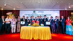 Ông Phùng Chu Cường – TGĐ công ty Phú Long và Ông Lee Young Hoon – Chủ tịch kiêm TGĐ Tập đoàn Posco E&C trao Thỏa thuận hợp tác toàn diện.