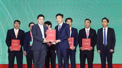 Ông Trần Nhật Nam - P.TGĐ SHB (bên trái) trao thỏa thuận tài trợ tín dụng với hạn mức 770 tỷ đồng cho ông Nguyễn Chánh Trung – Chủ tịch kiêm CEO CTCP Gạo Hạnh Phúc để triển khai đầu tư xây dựng nhà máy chế biến gạo tại xã Lương An Trà, Tri Tôn, An Giang.