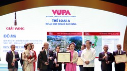 Bà Nguyễn Thị Nga và Ông Lê Hữu Báu - Lãnh đạo Tập đoàn BRG nhận giải Vàng đồ án quy hoạch xây dựng.