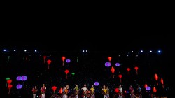 Bữa tiệc “Sắc màu văn hóa bốn phương” bắt đầu bằng màn thả 2.000 bông hoa đăng.