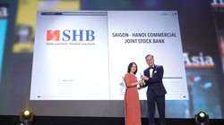 Bà Hà Thị Lam, Giám đốc Ban Nghiên cứu và Phát triển SHB nhận giải.