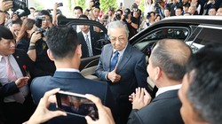 Ngày 28/8 tại F-ville (Hòa Lạc, Hà Nội), Thủ tướng Malaysia Mahathir Mohamad đã có những trải nghiệm “tuyệt vời” khi cầm lái chiếc VF SA2.0, một trong những chiếc xe hơi thương mại đầu tiên của ngành công nghiệp ô tô Việt Nam.